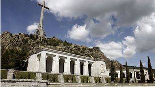 El PSOE baraja fondos para abrir fosas y exhumar a Franco del Valle de los Caídos