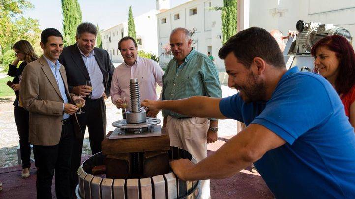 Jaime González Taboada y Javier Rodríguez Palacios atendiendo a la explicación del modo de prensado mecánico de la uva.