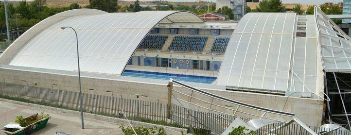 La cubierta de la piscina de Las Olivas en Aranjuez cae por la tormenta