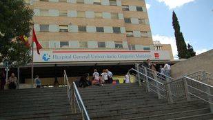 Dos niños heridos graves tras caer desde una claraboya