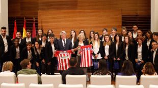 Carmena también recibe a las campeonas del Atlético de Madrid