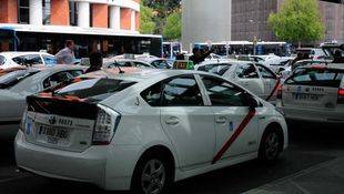Carmena estudia bonos para taxis y un 'BiciMAD' con coches eléctricos