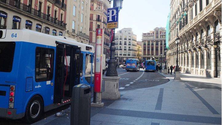 Paradas de bus de la EMT en calle Sevilla y cruce con Alcalá