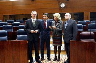 Cifuentes defiende un reconocimiento de los expresidentes que "puede o no" llevar compensación económica