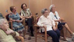 “Acortando distancias” convierte a los mayores en profesores de español