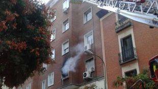 Una mujer muerta y un niño intoxicado en un incendio en Chamberí