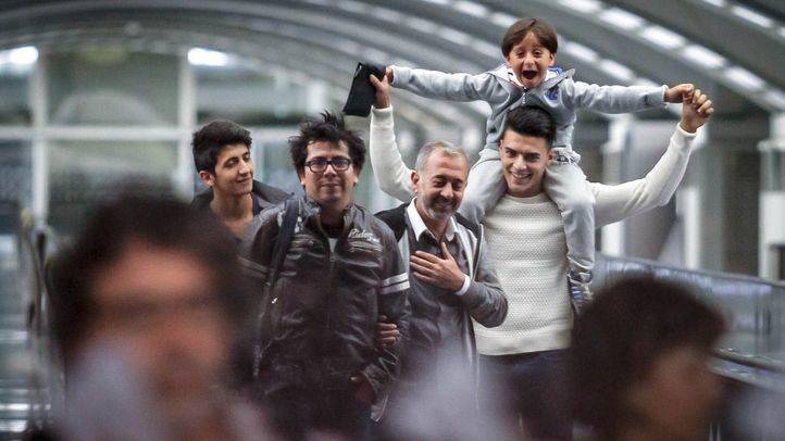 El refugiado sirio Osama Abdul Mohsen y sus dos hijos llegan a la estación de Atocha
