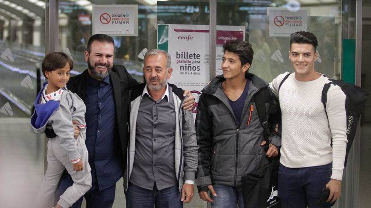 El refugiado sirio Osama Abdul Mohsen y sus dos hijos llegan a la estación de Atocha