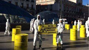 Greenpeace instala bidones radiactivos falsos en Sol contra el cementerio nuclear de Villar de Cañas