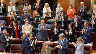 El PP quiere arropar a Cifuentes y pide llevar a 45 invitados a la comisión de investigación