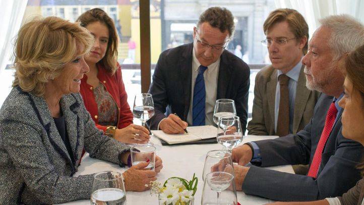 Esperanza Aguirre se reune con una asociación de comerciantes de la Gran Vía.