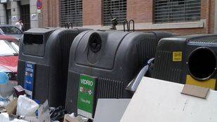 Aguirre pide que la Policía Municipal multe a los edificios con vecinos que tiran la basura fuera del contenedor