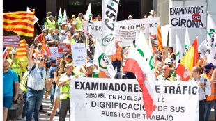 Los examinadores de tráfico exigen mejores condiciones laborales y salariales