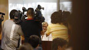 La oposición acusa a Cifuentes de estar "a la defensiva" y el PP habla de "linchamiento"