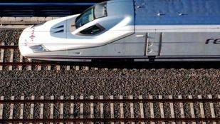 El tren inaugural del AVE a Palencia y León parte puntual de la estación de Madrid-Chamartín