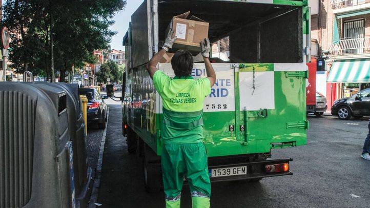 Un barrendero recoge cajas de cartón en Villaverde