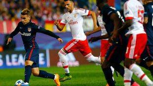 Aficionados del Benfica lanzan bengalas a seguidores del Atlético de Madrid