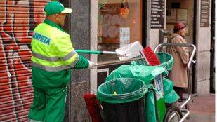 Las concesionarias de limpieza y jardinería aclaran a sus trabajadores que el ERTE "sigue en pie"