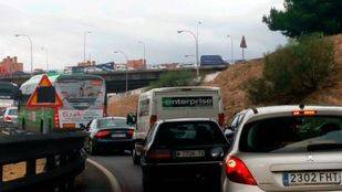 La lluvia y varias colisiones provocan numerosas retenciones en la capital y en los accesos