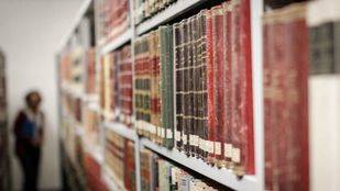 Los libros de la Biblioteca Histórica salen de la 'UVI'