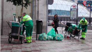El plan municipal de limpieza intensiva llega a partir del lunes a otros 18 barrios de la capital
