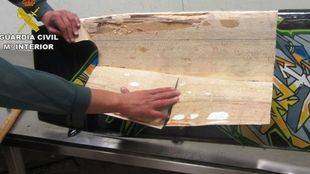 Detenidos en Barajas por intentar introducir droga en tablas de kitesurf, alimentos y bolsos