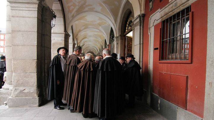 Reunión de la asociación de Amigos de la Capa Española en la plaza Mayor.