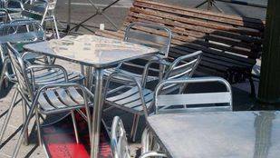 El Ayuntamiento negocia con vecinos y hosteleros para poner coto a las terrazas ilegales