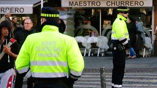 Denuncian que el Ayuntamiento obliga a los agentes de movilidad a repartir publicidad de las APR