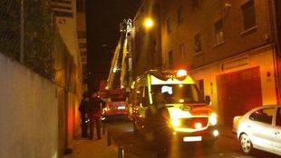 Dos intoxicadas graves tras el incendio de una vivienda en el distrito de Tetuán