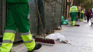 El plan de limpiezas intensivas del Ayuntamiento recala en otros 21 barrios y amplía los equipos de trabajo