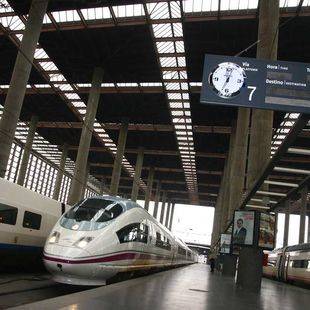 Renfe pone a la venta 100.000 billetes de AVE desde 15 euros para viajar hasta después de Navidad