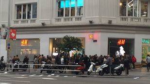 Cientos de personas hacen cola para la nueva colección de Balmain para H&M