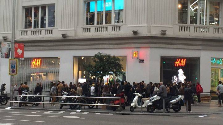 Cola a las puertas de H&M esperando su apertura