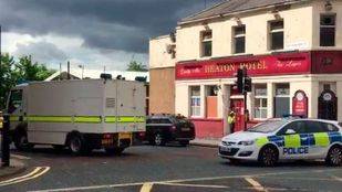 Un hombre armado con un cuchillo retiene a varias personas en un centro de empleo en Newcastle