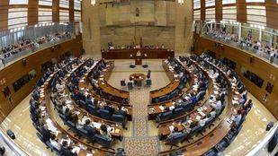 La Asamblea acuerda un plan contra la pobreza infantil y para proteger a los menores en desahucios