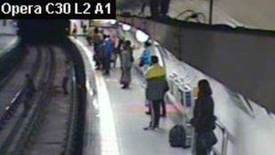 Un policía fuera de servicio salva a un hombre que cayó inconsciente a la vía del Metro