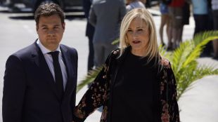 La presidenta de la Comunidad de Madrid, Cristina Cifuentes, atiende a los medios antes de entrar a la iglesia del Corpus Christi de Las Rozas.