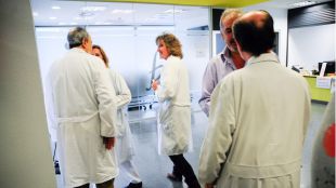 La Comunidad comprará 21 equipos para tratar el cáncer con el dinero donado por la Fundación Amancio Ortega