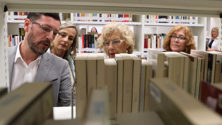 La alcaldesa de Madrid, Manuela Carmena, visita la nueva biblioteca de Hortaleza, la 'María Lejárraga'