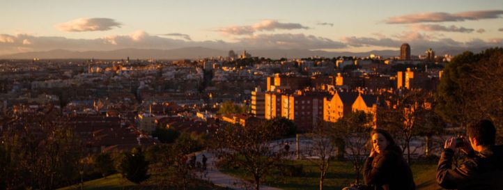 Una pareja espera haciendose fotos al atardecer en el parque Cerro del Tío Pío