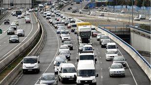 Más de 16 kilómetros de retenciones en las carreteras madrileñas por el puente de la Constitución