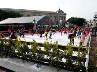 El Ayuntamiento instala una pista de patinaje en los Jardines del Descubrimiento