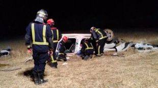 Fallece al salirse de la vía y volcar el turismo que conducía en Corpa