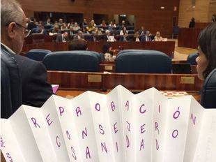 La bancada del PSOE saca abanicos de papel