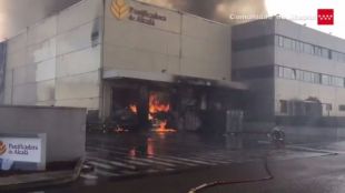 Hasta 16 dotaciones de bomberos tratan de apagar un incendio en Alcalá