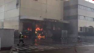 Controlado el incendio que ha calcinado una panificadora de Alcalá de Henares