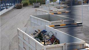 El Ayuntamiento colgará en los edificios la ubicación de los puntos limpios fijos y los horarios de los móviles