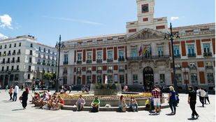 Se aprueba por unanimidad dotar a las "plazas duras" con árboles y mobiliario