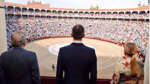 Don Felipe vuelve a los toros... Y los toreros le aburren